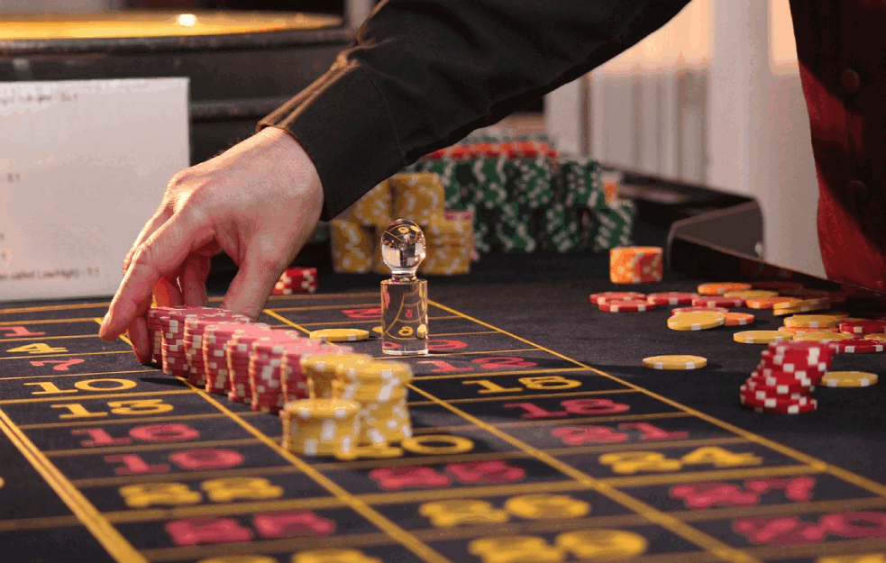 Krađa u Novom Sadu: Pretio radnici u kazinu, pa ukrao 90,000 dinara